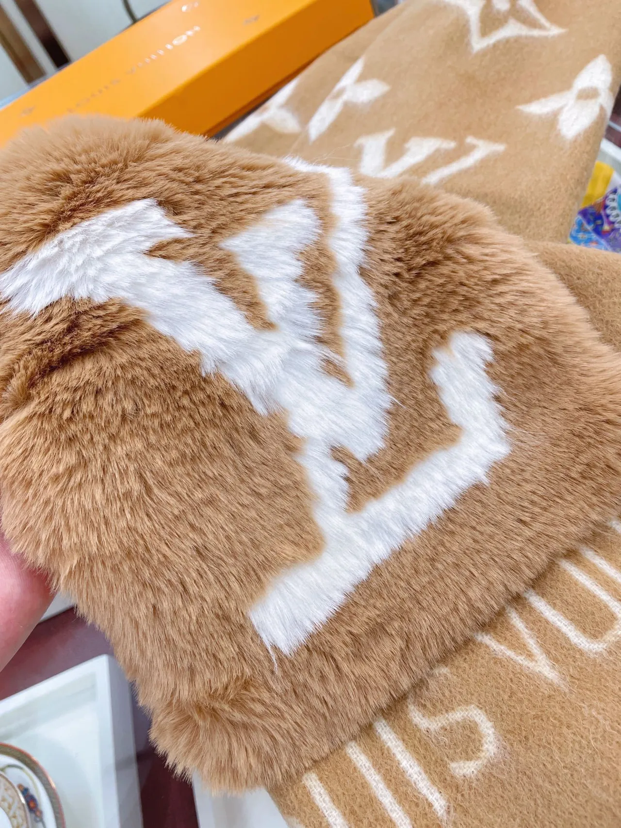 Louis Vuitton Monogram ফার ব্রাউন এবং সাদা ক্যাশমির স্কার্ফ 8