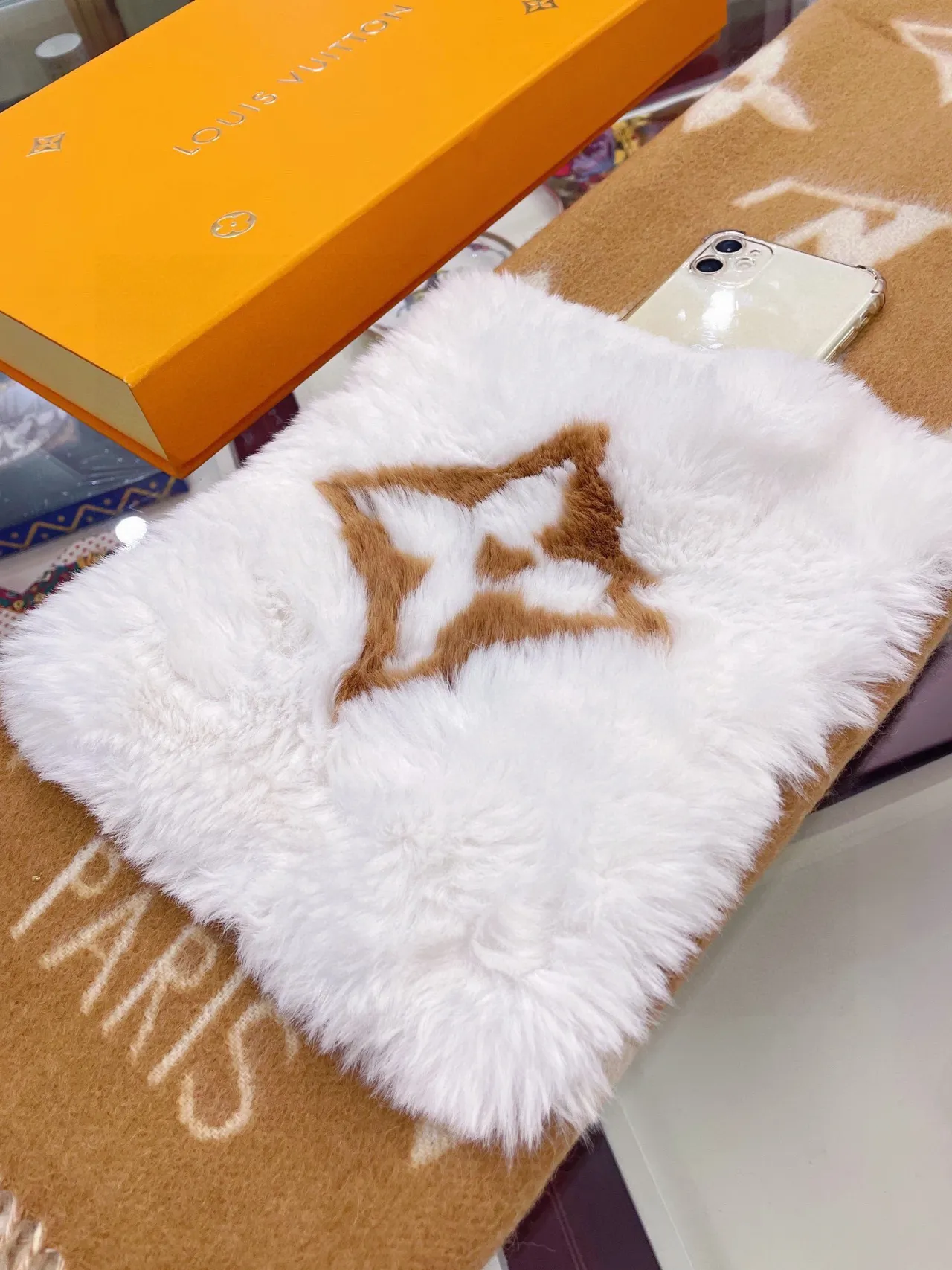 Louis Vuitton Monogram ফার ব্রাউন এবং সাদা ক্যাশমির স্কার্ফ 9