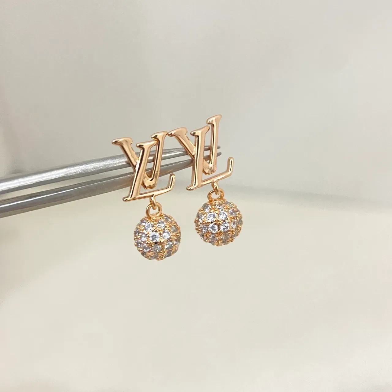 Boucles d'oreilles pendantes Louis Vuitton Monogram à boule de cristal pavé 2