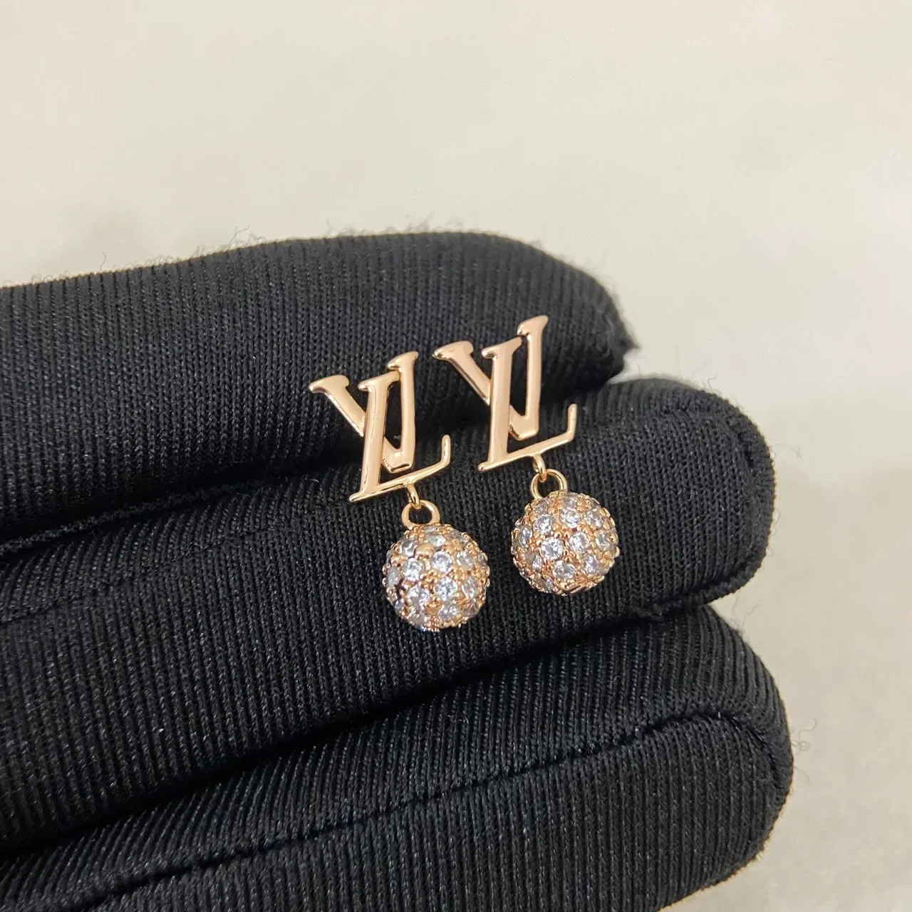 Boucles d'oreilles pendantes Louis Vuitton Monogram à boule de cristal pavé 3