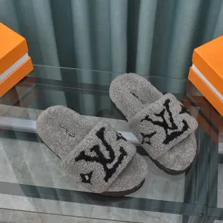 Louis Vuitton Monogram भेड़ की फर स्लाइड चप्पल
