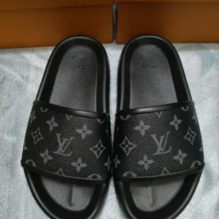 Louis Vuitton मोनोग्राम स्लाइड काला चप्पल