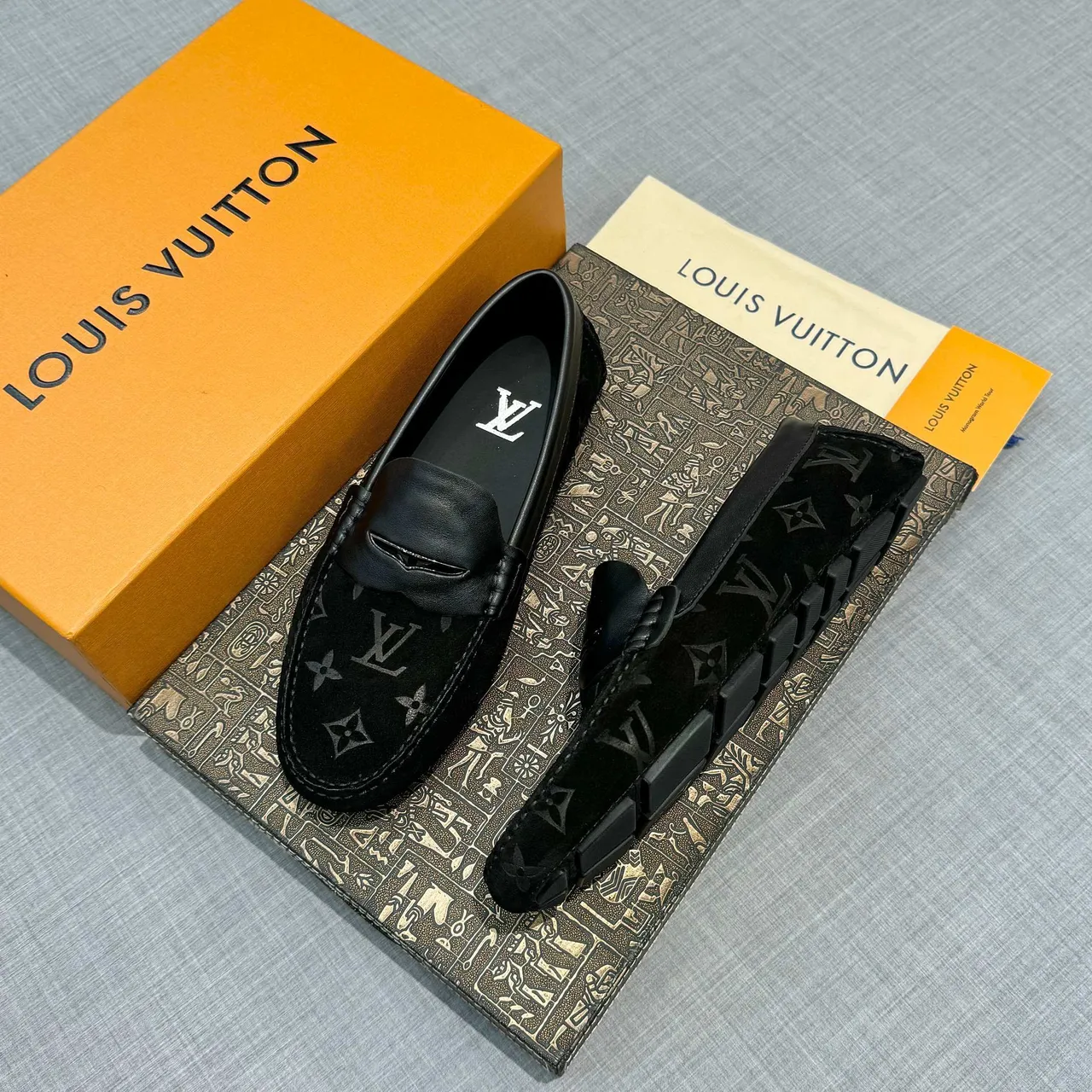 Louis Vuitton Monogram Loafers de Camurça Pretos 2