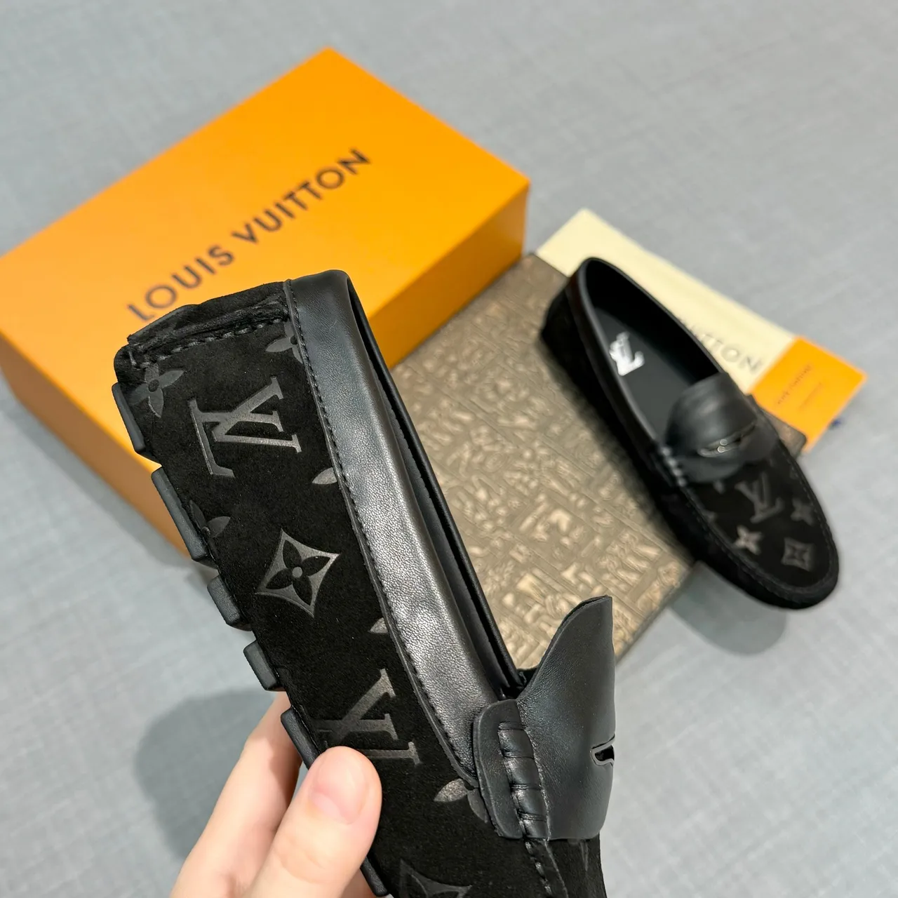 Louis Vuitton Monogram Loafers de Camurça Pretos 3