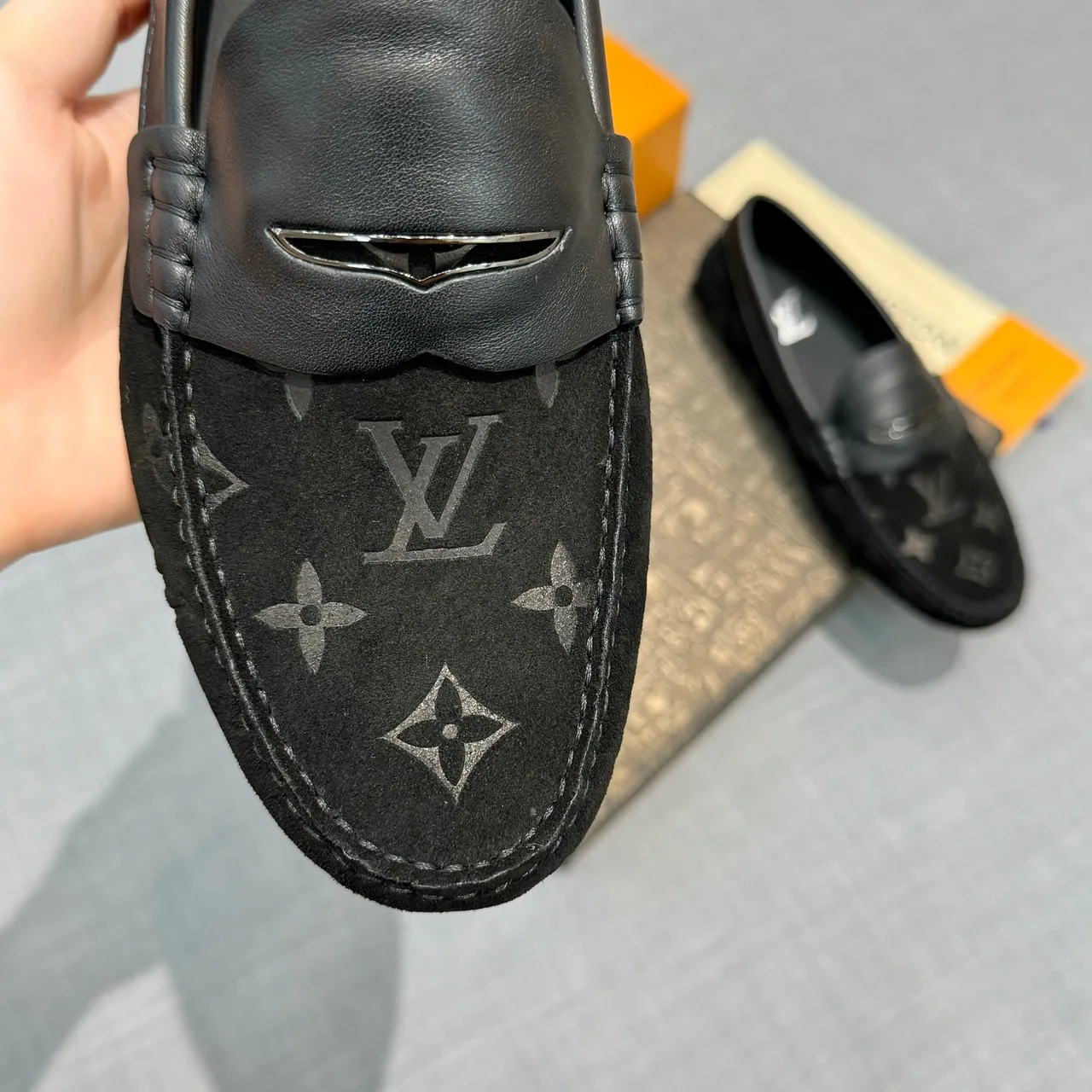 Louis Vuitton Monogram Loafers de Camurça Pretos 4