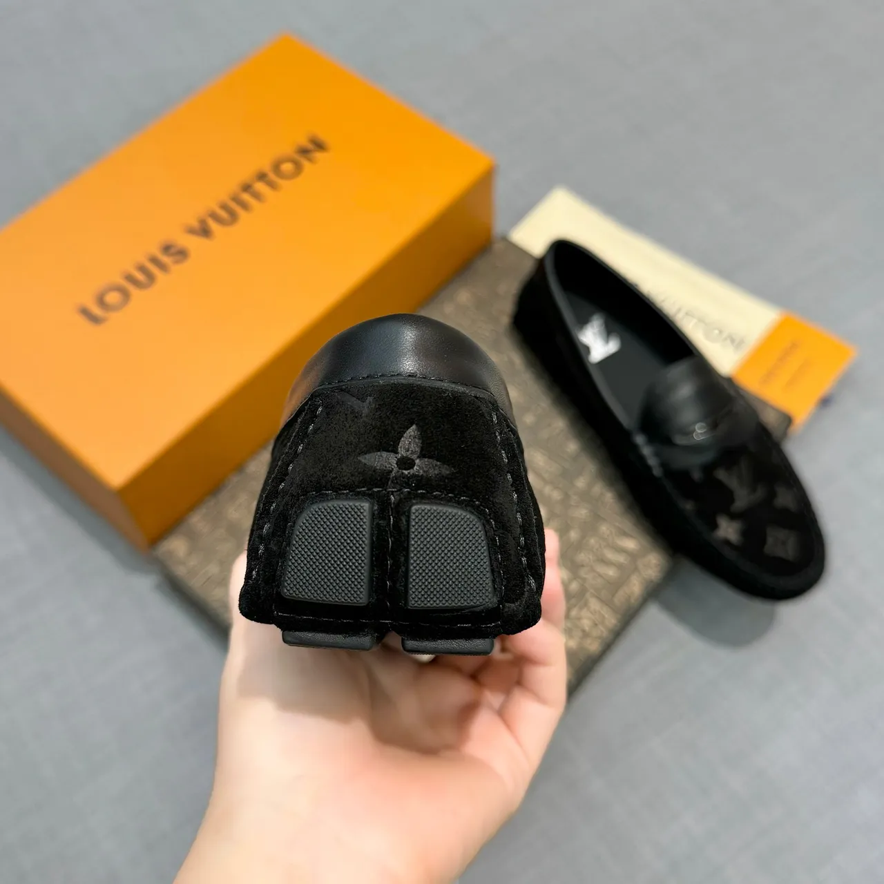 Louis Vuitton Monogram Loafers de Camurça Pretos 5