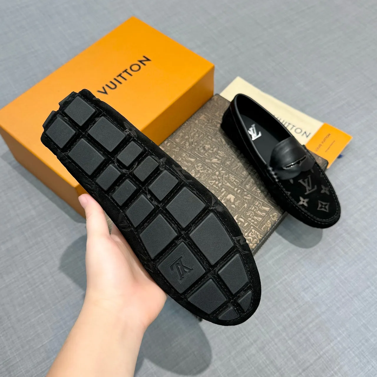 Louis Vuitton Monogram Loafers de Camurça Pretos 6