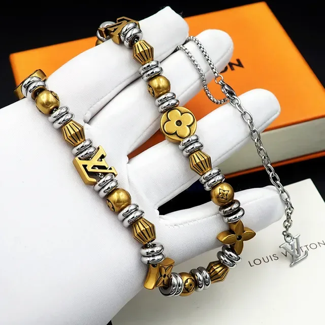 Colar Louis Vuitton Monogram World Tour com contas douradas e prateadas 3