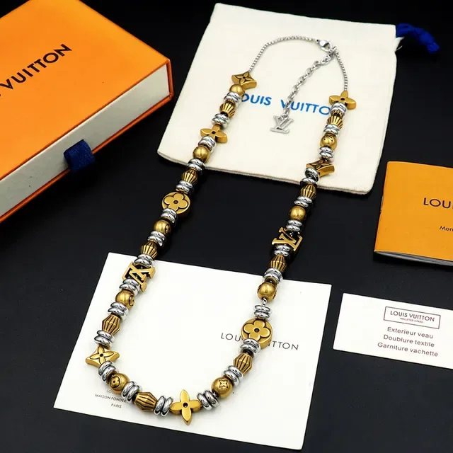 Colar Louis Vuitton Monogram World Tour com contas douradas e prateadas 4