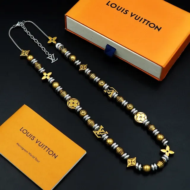 Colar Louis Vuitton Monogram World Tour com contas douradas e prateadas 5