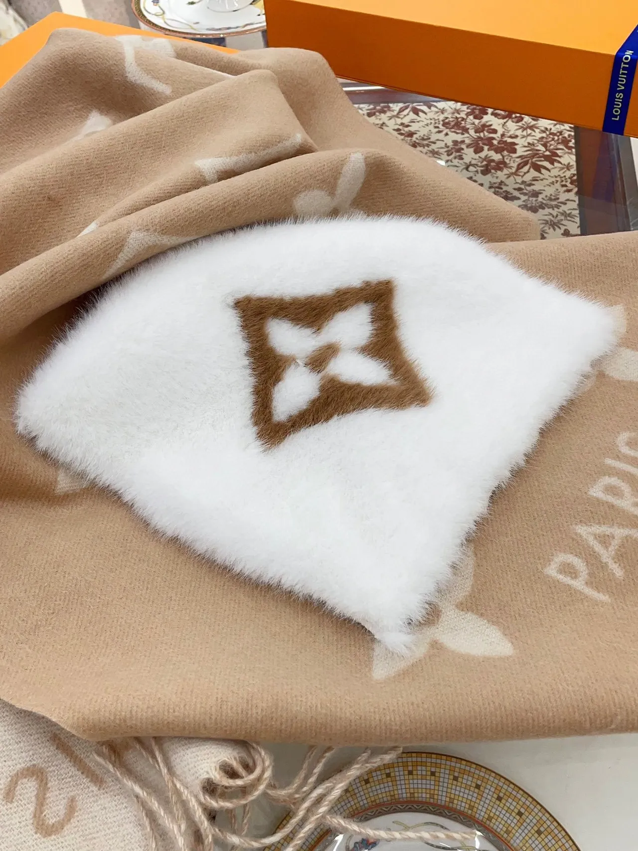 Écharpe Louis Vuitton Monogram en cachemire tissé 8