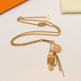Colar Louis Vuitton Multi Charm em tons dourados e esmalte rosa