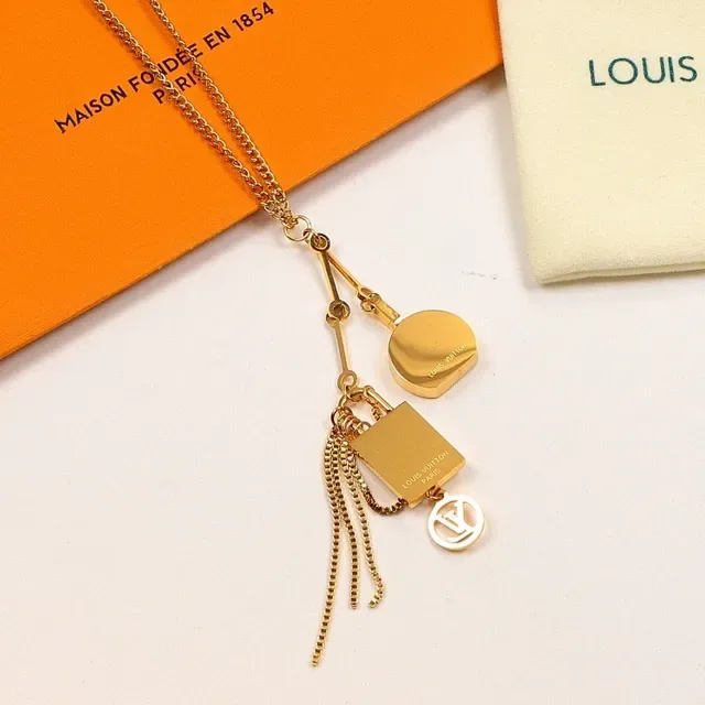 Collier Louis Vuitton Multi Charm doré et émail rose 2
