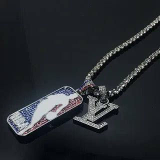 Louis Vuitton NBA Logo and Monogram Pendant রূপালী বহুরঙা ক্রিস্টাল এনক্রাস্টেড হার