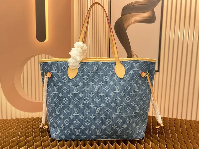Louis Vuitton Neverfull MM sac cabas en denim avec monogramme en toile 4