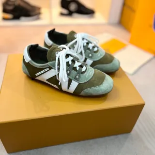 Louis Vuitton Tênis Lifestyle de Camurça Verde Oliva e Branco