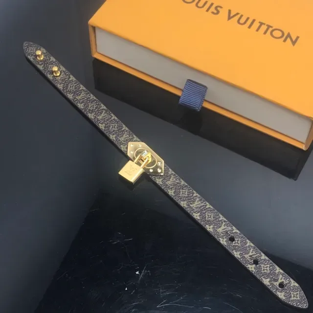 Bracelet Louis Vuitton Petite Malle Marron Doré Toile Monogramme Fermeture à Cadenas 3