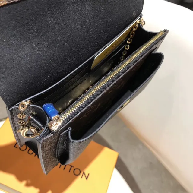 Louis Vuitton Pochette Metis भूरी लाल मोनोग्राम कैनवास लेदर कंट्रास्ट चेन बैग 5