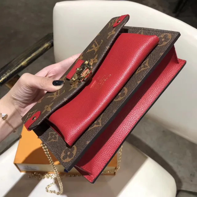 Louis Vuitton Pochette Metis भूरी लाल मोनोग्राम कैनवास लेदर कंट्रास्ट चेन बैग 12