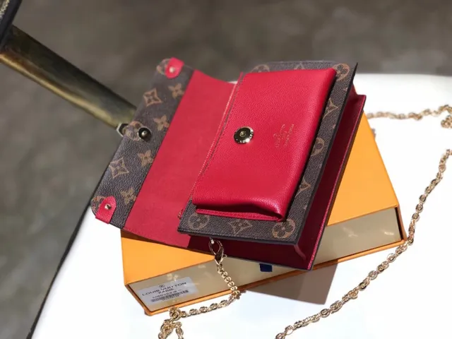 Louis Vuitton Pochette Metis भूरी लाल मोनोग्राम कैनवास लेदर कंट्रास्ट चेन बैग 13