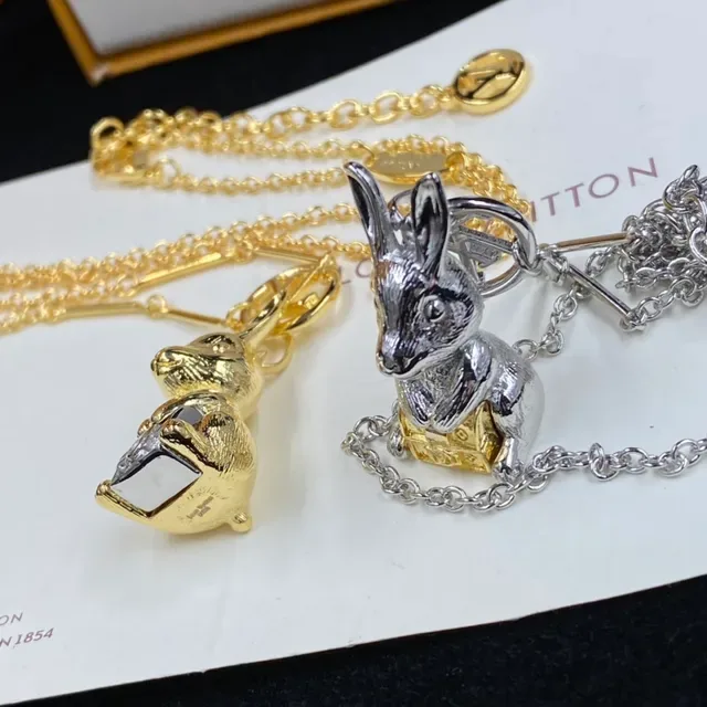 Louis Vuitton colar com pingente de coelho em metal de duas cores 2
