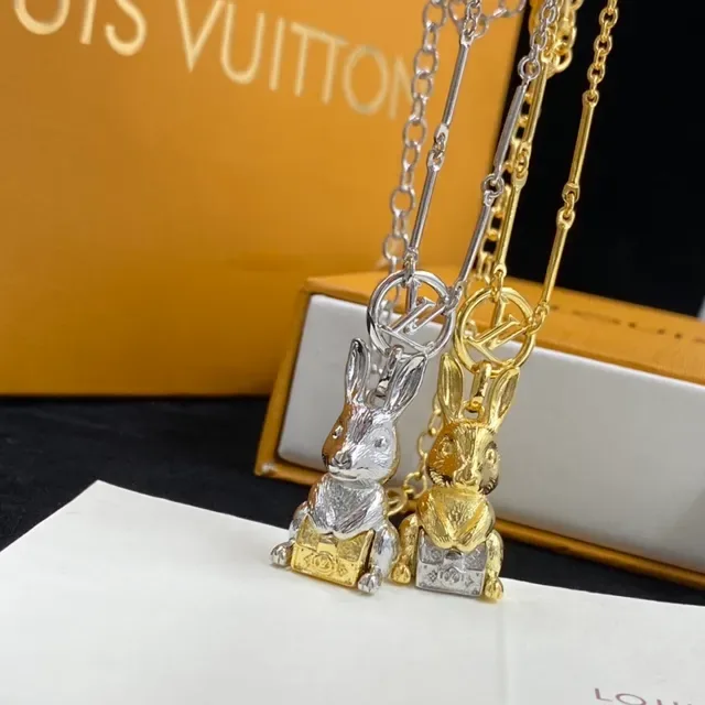 Louis Vuitton colar com pingente de coelho em metal de duas cores 4