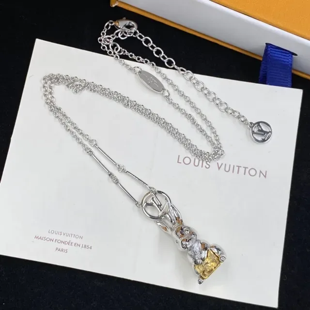 Louis Vuitton colar com pingente de coelho em metal de duas cores 5
