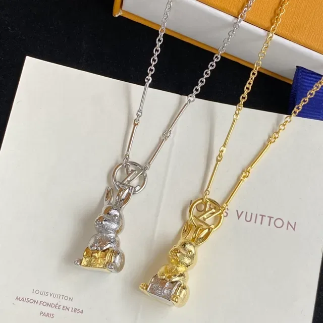 Louis Vuitton colar com pingente de coelho em metal de duas cores 6