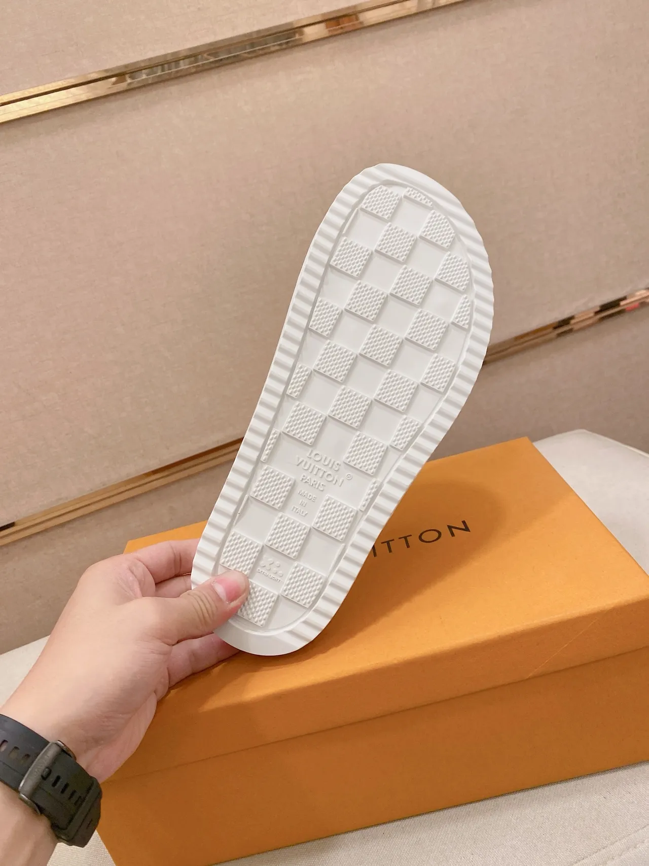 Louis Vuitton Run Away Slides Chaussons Blancs Monogram 2