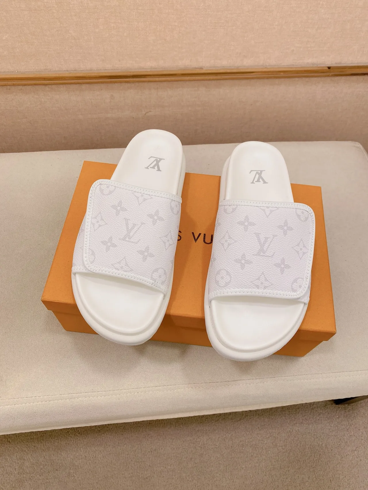 Louis Vuitton Run Away Slides Chaussons Blancs Monogram 3