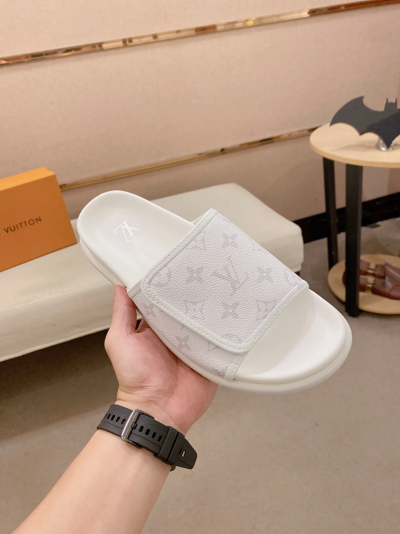 Louis Vuitton Run Away Slides Chaussons Blancs Monogram 4