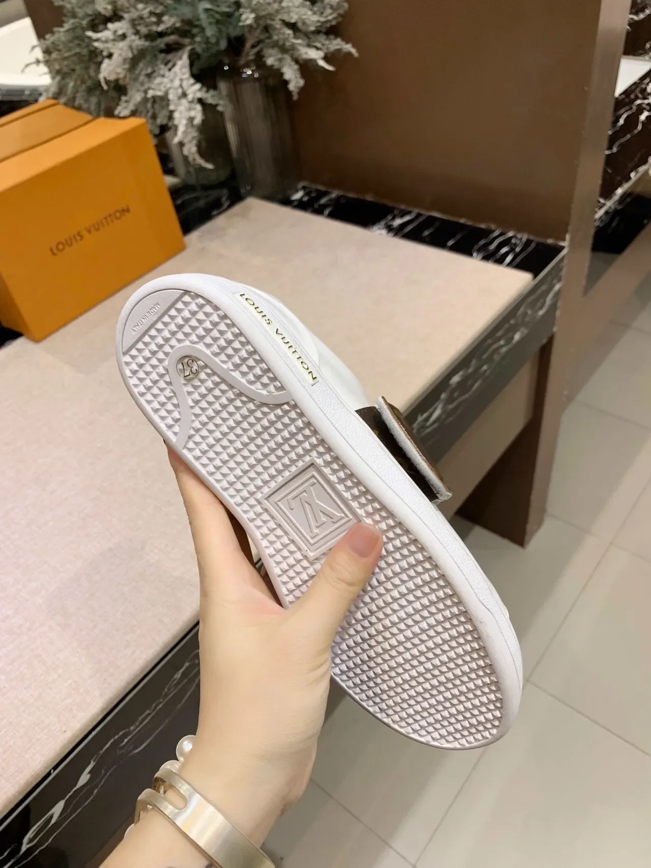 Louis Vuitton Run Away Tênis Lifestyle Branco Correia Monogram 4