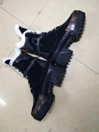 Louis Vuitton Shearling-Lined Monogram حذاء الثلج الشتوي 2