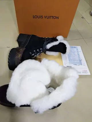 Louis Vuitton Shearling-Lined Monogram حذاء الثلج الشتوي 4