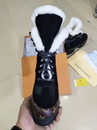 Louis Vuitton Shearling-Lined Monogram حذاء الثلج الشتوي 6