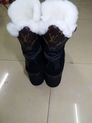 Louis Vuitton Shearling-Lined Monogram حذاء الثلج الشتوي 7