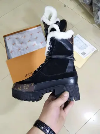 Louis Vuitton Shearling-Lined Monogram حذاء الثلج الشتوي 8