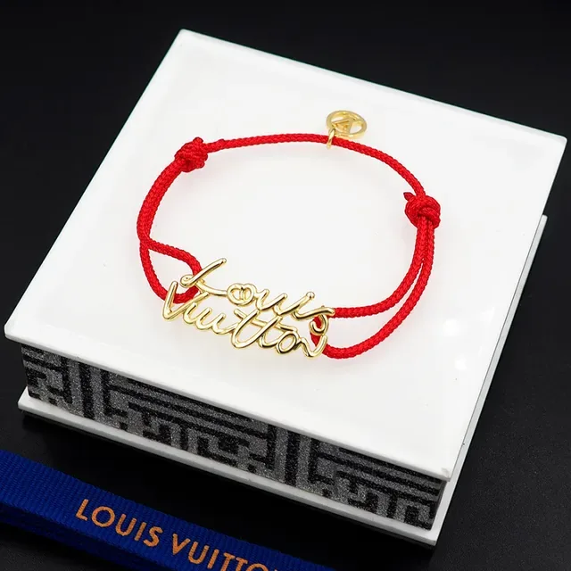 Louis Vuitton Signature Script سوار كورد أحمر 3