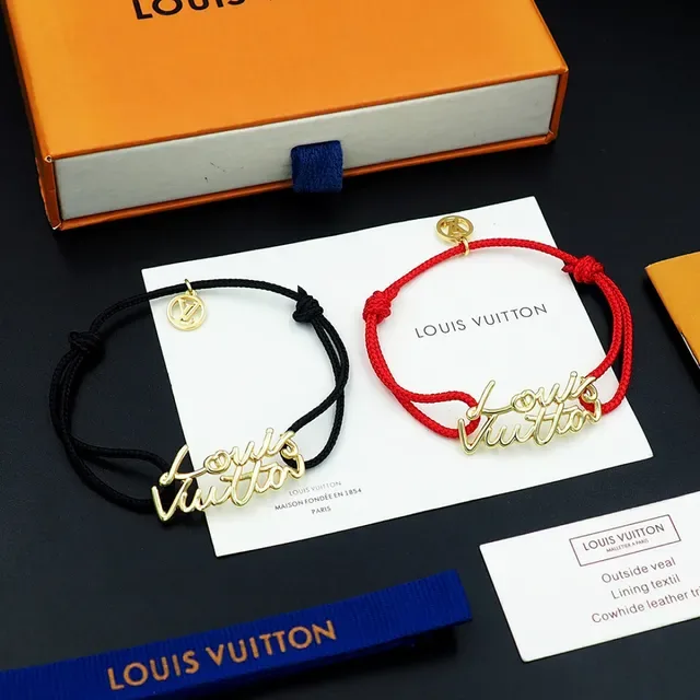Louis Vuitton Signature Script سوار كورد أحمر 9
