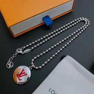 Colar Louis Vuitton Corrente de Bolas Vermelhas Disco Circular Prateado