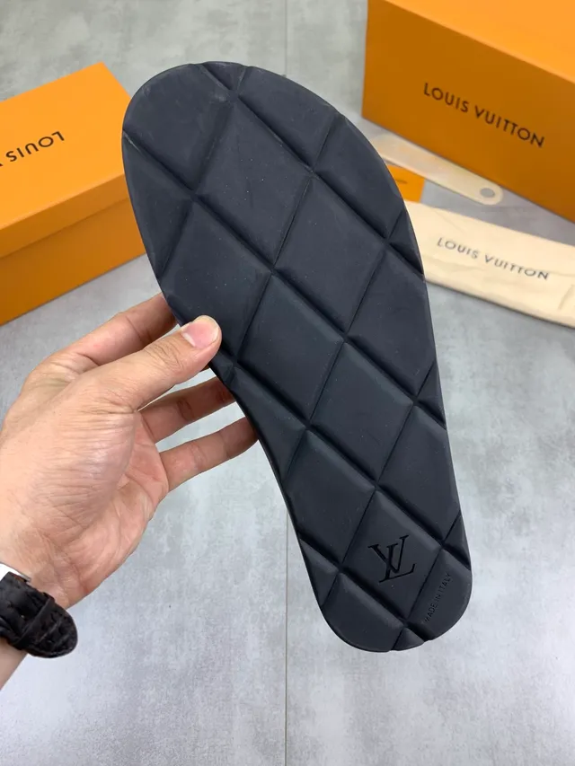 Louis Vuitton Slide 黑色光泽穿孔带拖鞋 2