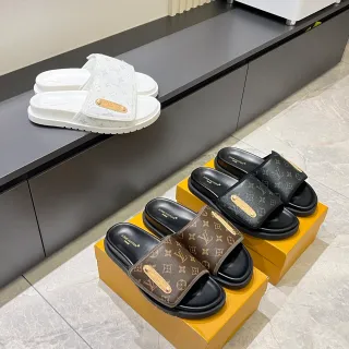 Louis Vuitton Slides Marrón Negro Correa Monogramada Placa Dorada