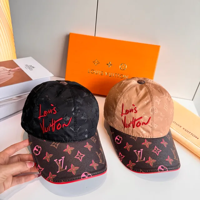 Louis Vuitton দুই টোন মনোগ্রাম এমব্রয়ডারি স্ক্রিপ্ট বেসবল ক্যাপ 2
