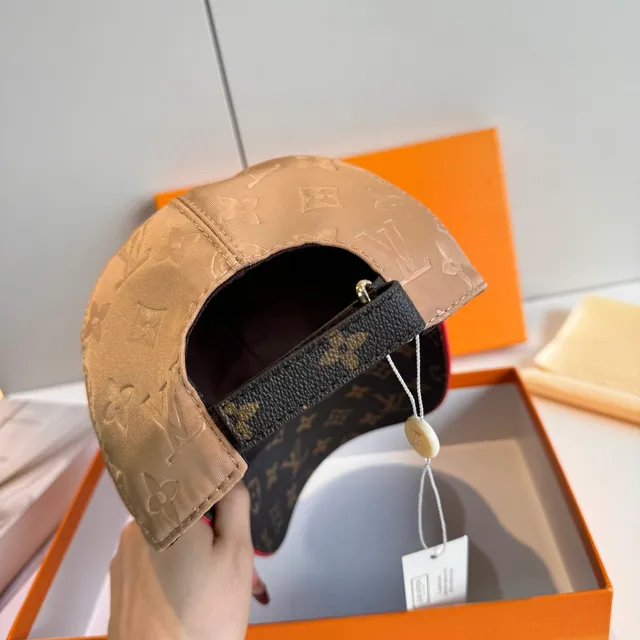Louis Vuitton দুই টোন মনোগ্রাম এমব্রয়ডারি স্ক্রিপ্ট বেসবল ক্যাপ 3