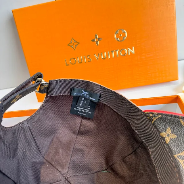 Louis Vuitton দুই টোন মনোগ্রাম এমব্রয়ডারি স্ক্রিপ্ট বেসবল ক্যাপ 4
