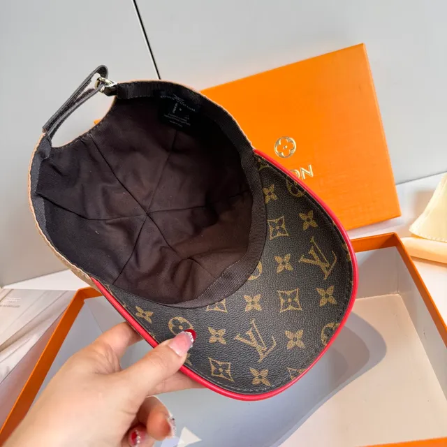 Louis Vuitton দুই টোন মনোগ্রাম এমব্রয়ডারি স্ক্রিপ্ট বেসবল ক্যাপ 5