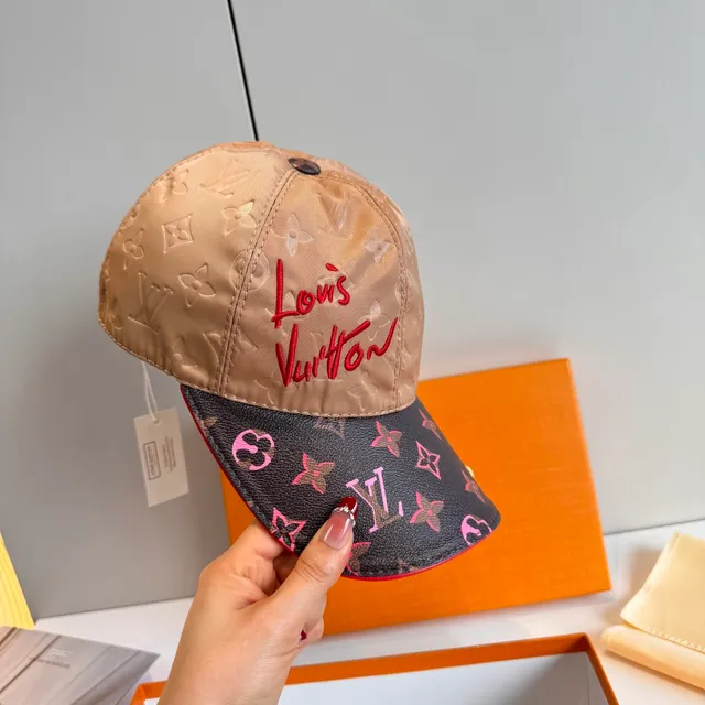 Louis Vuitton দুই টোন মনোগ্রাম এমব্রয়ডারি স্ক্রিপ্ট বেসবল ক্যাপ 8