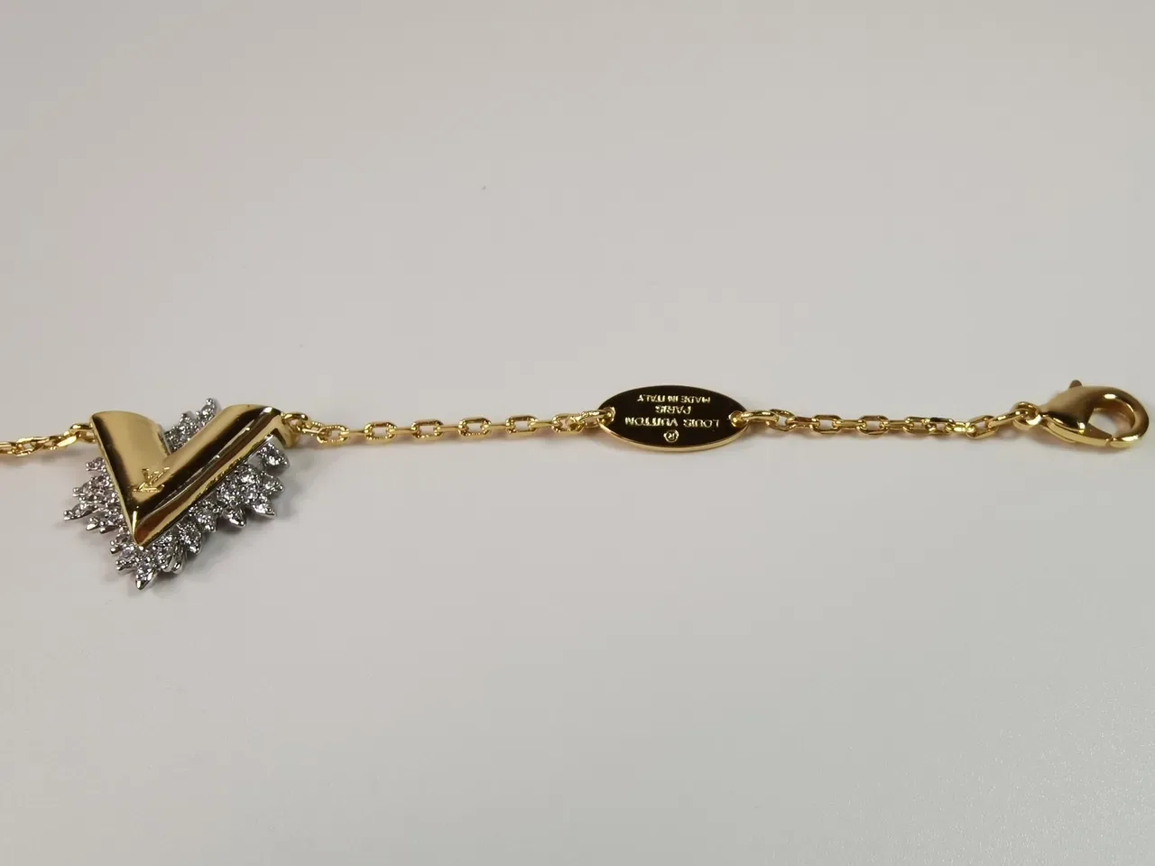 Louis Vuitton V Collection Pulseira Corrente de Ouro e Prata com Pingente 3