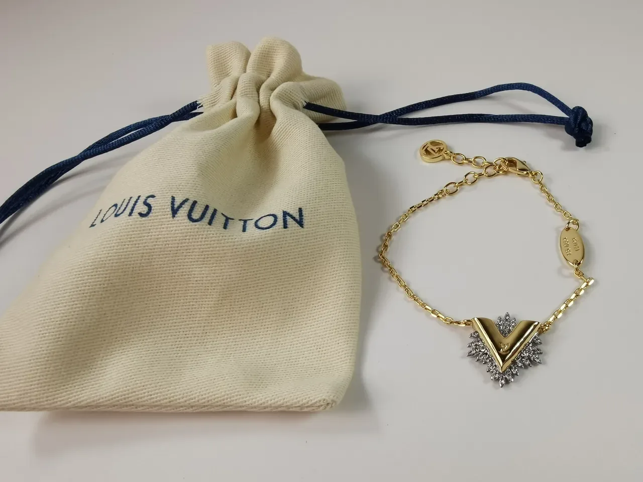 Louis Vuitton V Collection Pulseira Corrente de Ouro e Prata com Pingente 5