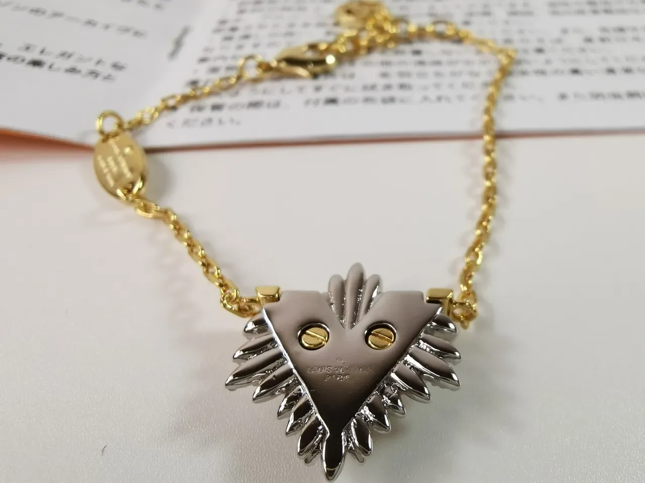 Louis Vuitton V Collection Pulseira Corrente de Ouro e Prata com Pingente 6